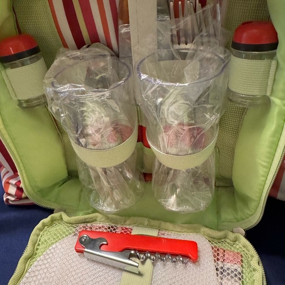 NWOT Insulated Picnic Tote Bag with a blanket and dinnerware. - Picture 3 of 11